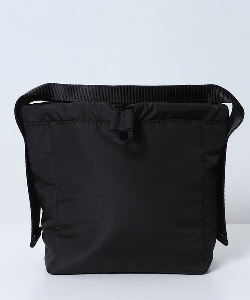 GANNI(ガニー)の「GANNI/ガニー RECYCLED TECH POUCH / A5740 / 巾着ハンドバッグ(ショルダーバッグ・レディース・ブラック・ONE SIZE)」の5枚目の写真