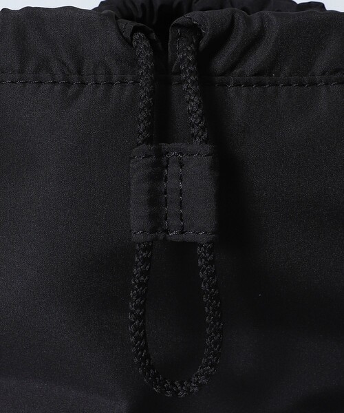 GANNI(ガニー)の「GANNI/ガニー RECYCLED TECH POUCH / A5740 / 巾着ハンドバッグ(ショルダーバッグ・レディース・ブラック・ONE SIZE)」の2枚目の写真