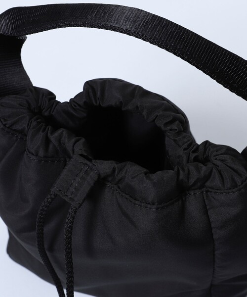 GANNI(ガニー)の「GANNI/ガニー RECYCLED TECH POUCH / A5740 / 巾着ハンドバッグ(ショルダーバッグ・レディース・ブラック・ONE SIZE)」の10枚目の写真