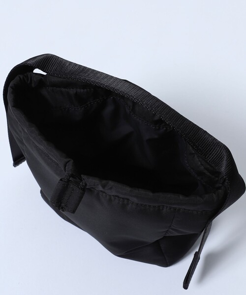 GANNI(ガニー)の「GANNI/ガニー RECYCLED TECH POUCH / A5740 / 巾着ハンドバッグ(ショルダーバッグ・レディース・ブラック・ONE SIZE)」の9枚目の写真