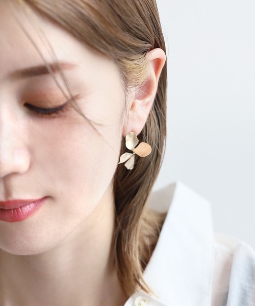 reca（レカ）の「フラワーピアス（ピアス（両耳用）・レディース・ゴールド・ONE SIZE）」の4枚目の写真