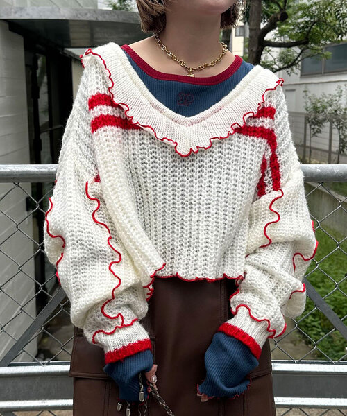 CIAOPANIC（チャオパニック）の「フリルメローラインショートニット（ニット/セーター・レディース・ブラウン/ベージュ/オフホワイト/グレー/ブルー・ONE SIZE）」の2枚目の写真