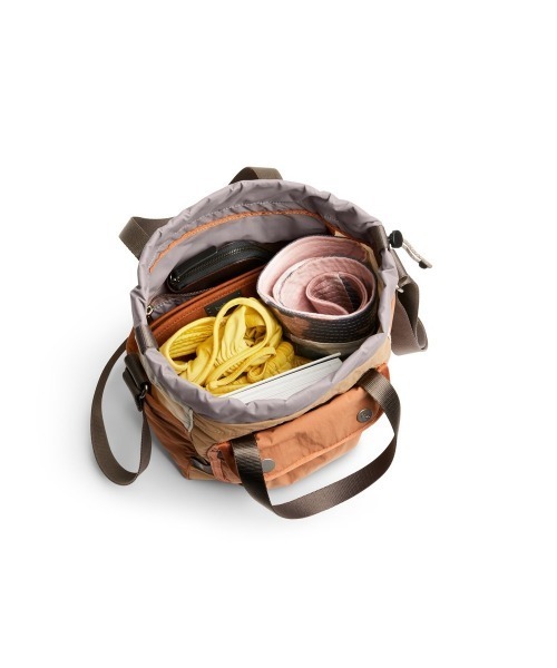 entre square（アントレスクエアー）の「Bellroy/ハンドバック/ショルダーバッグ Cinch Bucket Bag サンド(廃盤カラー）（ショルダーバッグ・メンズ・サンドベージュ・ONE SIZE）」の3枚目の写真