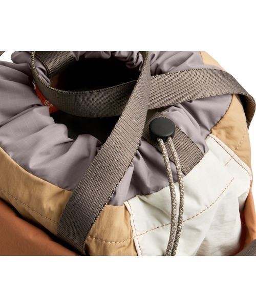 entre square（アントレスクエアー）の「Bellroy/ハンドバック/ショルダーバッグ Cinch Bucket Bag サンド(廃盤カラー）（ショルダーバッグ・メンズ・サンドベージュ・ONE SIZE）」の4枚目の写真