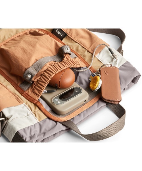 entre square（アントレスクエアー）の「Bellroy/ハンドバック/ショルダーバッグ Cinch Bucket Bag サンド(廃盤カラー）（ショルダーバッグ・メンズ・サンドベージュ・ONE SIZE）」の6枚目の写真