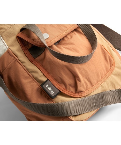 entre square（アントレスクエアー）の「Bellroy/ハンドバック/ショルダーバッグ Cinch Bucket Bag サンド(廃盤カラー）（ショルダーバッグ・メンズ・サンドベージュ・ONE SIZE）」の7枚目の写真