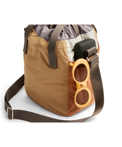 entre square（アントレスクエアー）の「Bellroy/ハンドバック/ショルダーバッグ Cinch Bucket Bag サンド(廃盤カラー）（ショルダーバッグ・メンズ・サンドベージュ・ONE SIZE）」の8枚目の写真