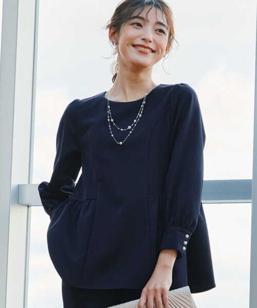 Tiaclasse(ティアクラッセ)の「パフスリーブペプラムチュニックブラウス(シャツ/ブラウス・レディース・ネイビー/グレイッシュベージュ/ブラック・L/M/S)」の3枚目の写真