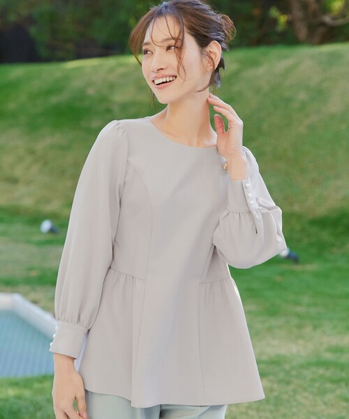 Tiaclasse(ティアクラッセ)の「パフスリーブペプラムチュニックブラウス(シャツ/ブラウス・レディース・ネイビー/グレイッシュベージュ/ブラック・L/M/S)」の2枚目の写真