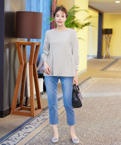 Tiaclasse(ティアクラッセ)の「パフスリーブペプラムチュニックブラウス(シャツ/ブラウス・レディース・ネイビー/グレイッシュベージュ/ブラック・L/M/S)」の4枚目の写真