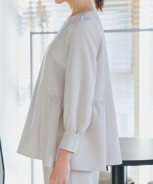 Tiaclasse(ティアクラッセ)の「パフスリーブペプラムチュニックブラウス(シャツ/ブラウス・レディース・ネイビー/グレイッシュベージュ/ブラック・L/M/S)」の13枚目の写真