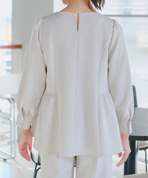 Tiaclasse(ティアクラッセ)の「パフスリーブペプラムチュニックブラウス(シャツ/ブラウス・レディース・ネイビー/グレイッシュベージュ/ブラック・L/M/S)」の14枚目の写真