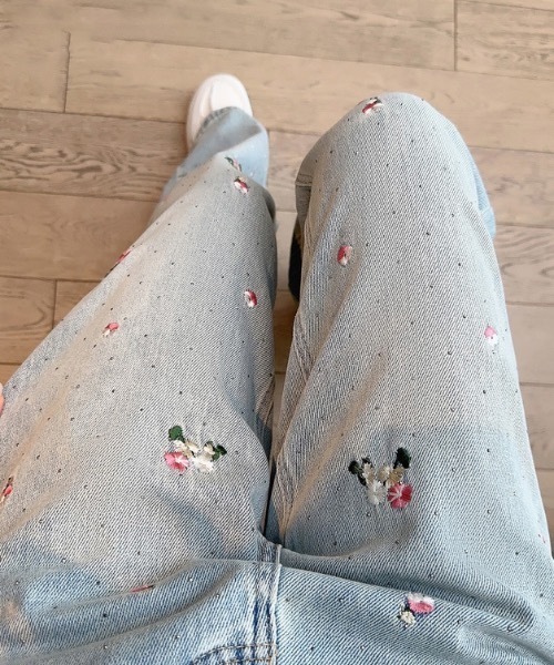 Teem Store（チームストア）の「フラワー刺繍デザインルーズストレートデニム（デニムパンツ・レディース・ブルー・S/M/L）」の3枚目の写真