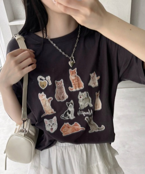 Ada.（エイダ）の「キャット コラージュ プリント Tシャツ（Tシャツ/カットソー・レディース・チャコール/オートミール/オフホワイト・FREE）」の2枚目の写真