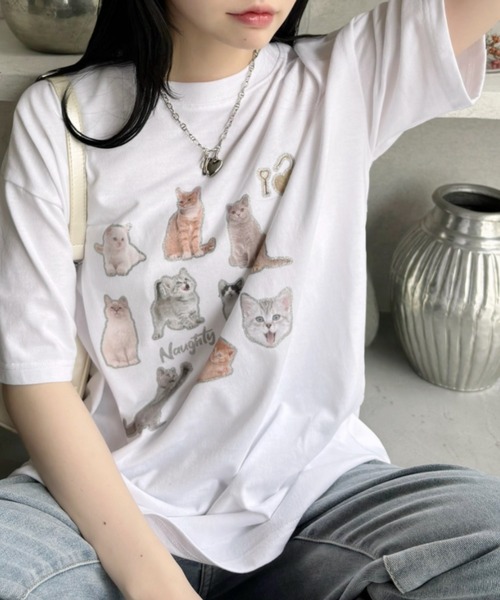 Ada.（エイダ）の「キャット コラージュ プリント Tシャツ（Tシャツ/カットソー・レディース・チャコール/オートミール/オフホワイト・FREE）」の4枚目の写真
