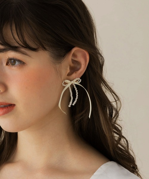 LA MUe(ラミュー)の「【LA MUE】サテンリボン×パールピアス(ピアス(両耳用)・レディース・ブラック/アイボリー・FREE)」の3枚目の写真