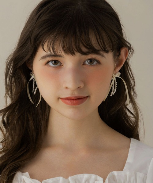 LA MUe(ラミュー)の「【LA MUE】サテンリボン×パールピアス(ピアス(両耳用)・レディース・ブラック/アイボリー・FREE)」の4枚目の写真