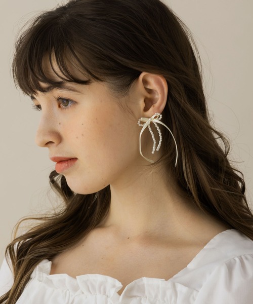 LA MUe(ラミュー)の「【LA MUE】サテンリボン×パールピアス(ピアス(両耳用)・レディース・ブラック/アイボリー・FREE)」の8枚目の写真