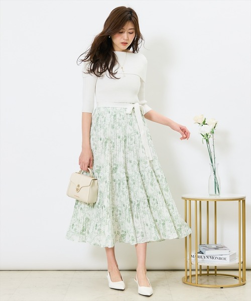 SWINGLE（スウィングル）の「オフショルニットドッキングプリーツワンピース（ワンピース・レディース・ライトベージュ/ブラック/ネイビー・FREE）」の12枚目の写真