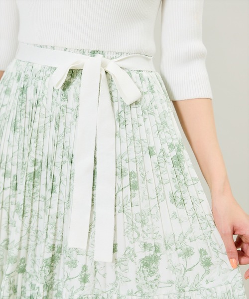 SWINGLE（スウィングル）の「オフショルニットドッキングプリーツワンピース（ワンピース・レディース・ライトベージュ/ブラック/ネイビー・FREE）」の16枚目の写真