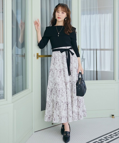 SWINGLE（スウィングル）の「オフショルニットドッキングプリーツワンピース（ワンピース・レディース・ライトベージュ/ブラック/ネイビー・FREE）」の4枚目の写真