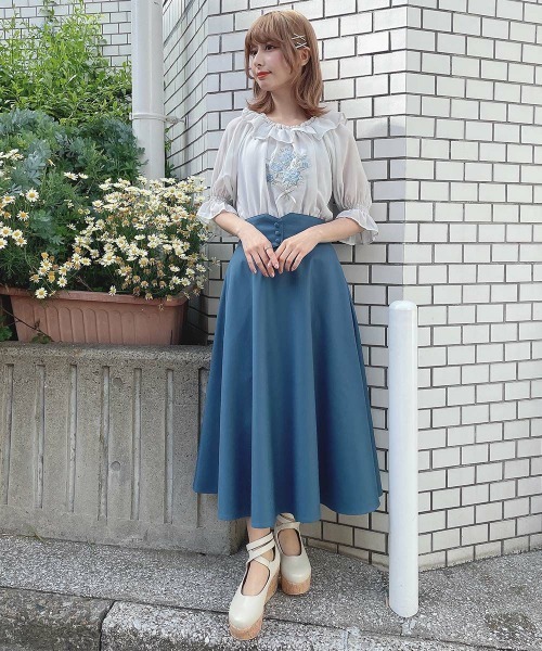 an another angelus（アンアナザーアンジェラス）の「ブーケ刺繍オフショルブラウス/ fint　フィント　夏服（Tシャツ/カットソー・レディース・ブルーグレー/オフホワイト・FREE）」の10枚目の写真