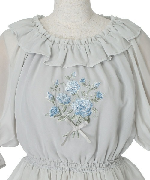 an another angelus（アンアナザーアンジェラス）の「ブーケ刺繍オフショルブラウス/ fint　フィント　夏服（Tシャツ/カットソー・レディース・ブルーグレー/オフホワイト・FREE）」の19枚目の写真