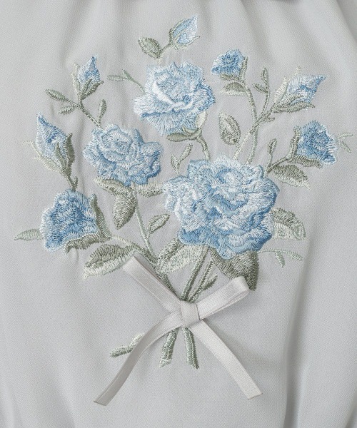 an another angelus（アンアナザーアンジェラス）の「ブーケ刺繍オフショルブラウス/ fint　フィント　夏服（Tシャツ/カットソー・レディース・ブルーグレー/オフホワイト・FREE）」の22枚目の写真