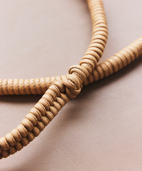 A SCENE(エーシーン)の「A SCENE/エーシーン 別注 DESIGN PARACORD SHOULDER Leather(スマホグッズ・メンズ・ブラック/ベージュ・ONE SIZE)」の6枚目の写真