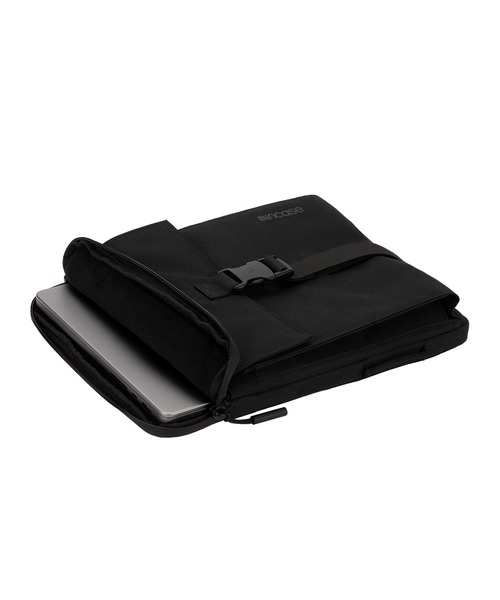 incase(インケース)の「INOM100746-BLK Incase Transfer Sleeve - Black(ショルダーバッグ・メンズ・ブラック・ONE SIZE)」の5枚目の写真