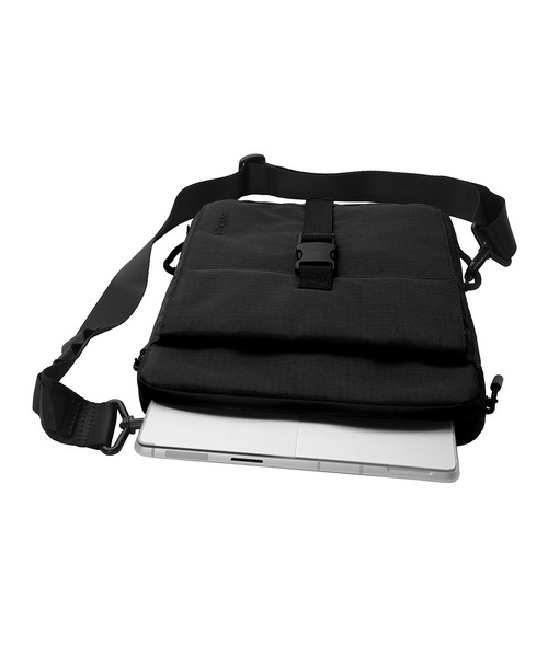 incase(インケース)の「INOM100746-BLK Incase Transfer Sleeve - Black(ショルダーバッグ・メンズ・ブラック・ONE SIZE)」の6枚目の写真