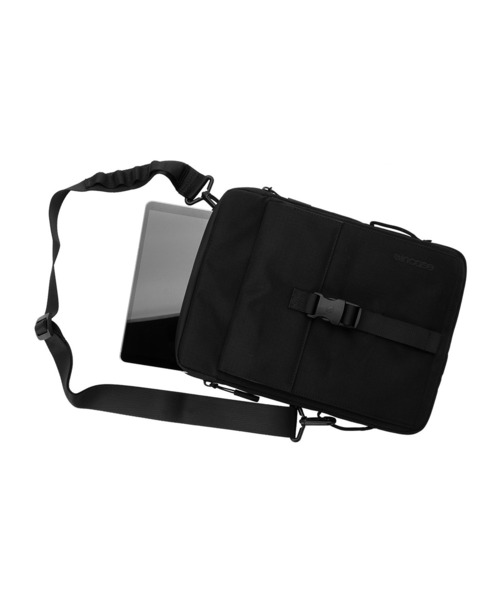 incase(インケース)の「INOM100746-BLK Incase Transfer Sleeve - Black(ショルダーバッグ・メンズ・ブラック・ONE SIZE)」の7枚目の写真