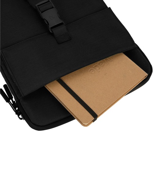 incase(インケース)の「INOM100746-BLK Incase Transfer Sleeve - Black(ショルダーバッグ・メンズ・ブラック・ONE SIZE)」の8枚目の写真