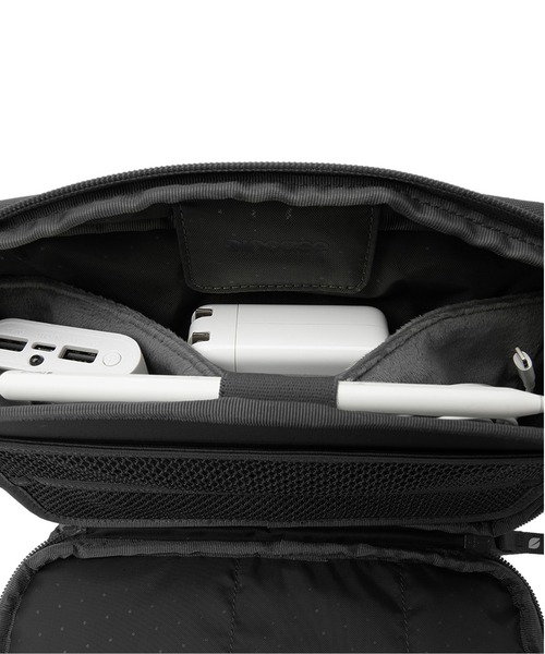 incase(インケース)の「INOM100746-BLK Incase Transfer Sleeve - Black(ショルダーバッグ・メンズ・ブラック・ONE SIZE)」の11枚目の写真