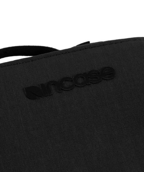 incase(インケース)の「INOM100746-BLK Incase Transfer Sleeve - Black(ショルダーバッグ・メンズ・ブラック・ONE SIZE)」の16枚目の写真