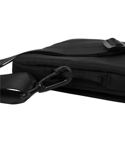 incase(インケース)の「INOM100746-BLK Incase Transfer Sleeve - Black(ショルダーバッグ・メンズ・ブラック・ONE SIZE)」の17枚目の写真