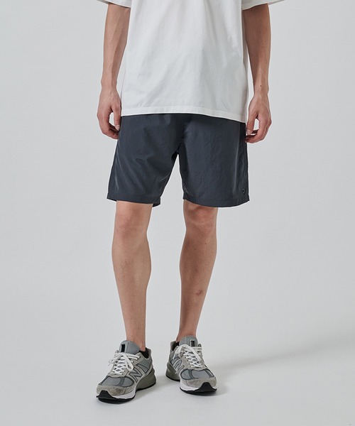 WHITE MOUNTAINEERING(ホワイトマウンテニアリング)の「【White Mountaineering】別注 ONE EYELET ACTIVE SHORTS(その他パンツ・メンズ・ダークグレー/ブラック・2)」の1枚目の写真