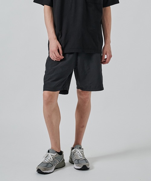 WHITE MOUNTAINEERING(ホワイトマウンテニアリング)の「【White Mountaineering】別注 ONE EYELET ACTIVE SHORTS(その他パンツ・メンズ・ダークグレー/ブラック・2)」の2枚目の写真