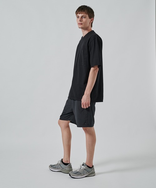WHITE MOUNTAINEERING(ホワイトマウンテニアリング)の「【White Mountaineering】別注 ONE EYELET ACTIVE SHORTS(その他パンツ・メンズ・ダークグレー/ブラック・2)」の4枚目の写真