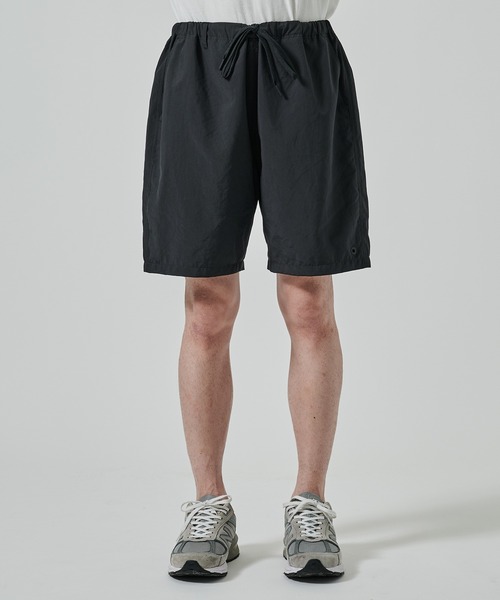 WHITE MOUNTAINEERING(ホワイトマウンテニアリング)の「【White Mountaineering】別注 ONE EYELET ACTIVE SHORTS(その他パンツ・メンズ・ダークグレー/ブラック・2)」の9枚目の写真
