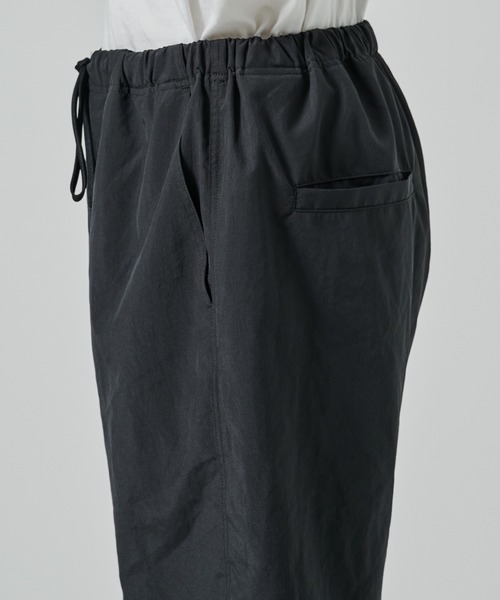 WHITE MOUNTAINEERING(ホワイトマウンテニアリング)の「【White Mountaineering】別注 ONE EYELET ACTIVE SHORTS(その他パンツ・メンズ・ダークグレー/ブラック・2)」の13枚目の写真