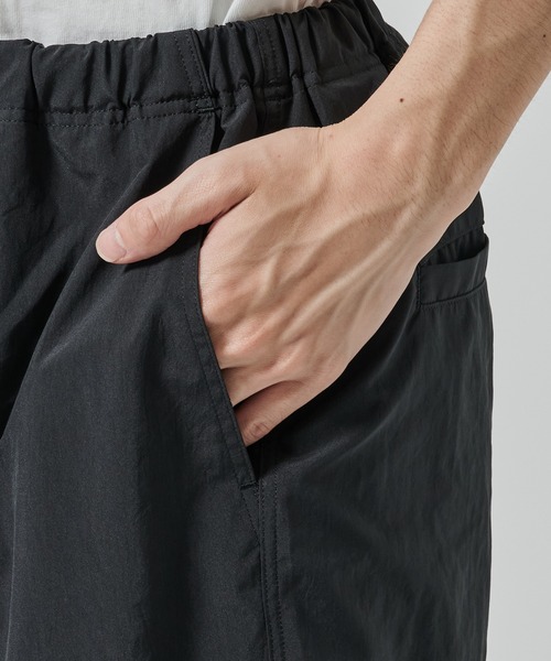 WHITE MOUNTAINEERING(ホワイトマウンテニアリング)の「【White Mountaineering】別注 ONE EYELET ACTIVE SHORTS(その他パンツ・メンズ・ダークグレー/ブラック・2)」の14枚目の写真