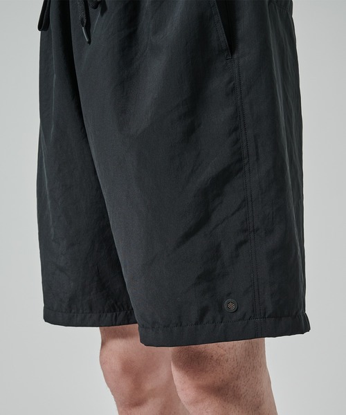 WHITE MOUNTAINEERING(ホワイトマウンテニアリング)の「【White Mountaineering】別注 ONE EYELET ACTIVE SHORTS(その他パンツ・メンズ・ダークグレー/ブラック・2)」の16枚目の写真