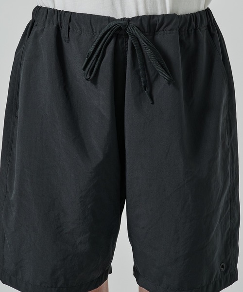 WHITE MOUNTAINEERING(ホワイトマウンテニアリング)の「【White Mountaineering】別注 ONE EYELET ACTIVE SHORTS(その他パンツ・メンズ・ダークグレー/ブラック・2)」の18枚目の写真