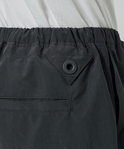 WHITE MOUNTAINEERING(ホワイトマウンテニアリング)の「【White Mountaineering】別注 ONE EYELET ACTIVE SHORTS(その他パンツ・メンズ・ダークグレー/ブラック・2)」の19枚目の写真