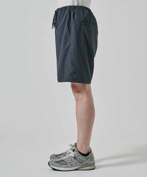 WHITE MOUNTAINEERING(ホワイトマウンテニアリング)の「【White Mountaineering】別注 ONE EYELET ACTIVE SHORTS(その他パンツ・メンズ・ダークグレー/ブラック・2)」の21枚目の写真