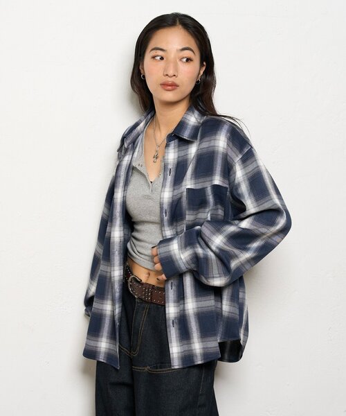 WHO'S WHO gallery（フーズフーギャラリー）の「KOOKYNオンブレチェックシャツ（シャツ/ブラウス・メンズ・ブラック/ネイビー・LARGE/MEDIUM）」の4枚目の写真