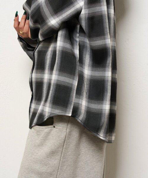 WHO'S WHO gallery（フーズフーギャラリー）の「KOOKYNオンブレチェックシャツ（シャツ/ブラウス・メンズ・ブラック/ネイビー・LARGE/MEDIUM）」の5枚目の写真