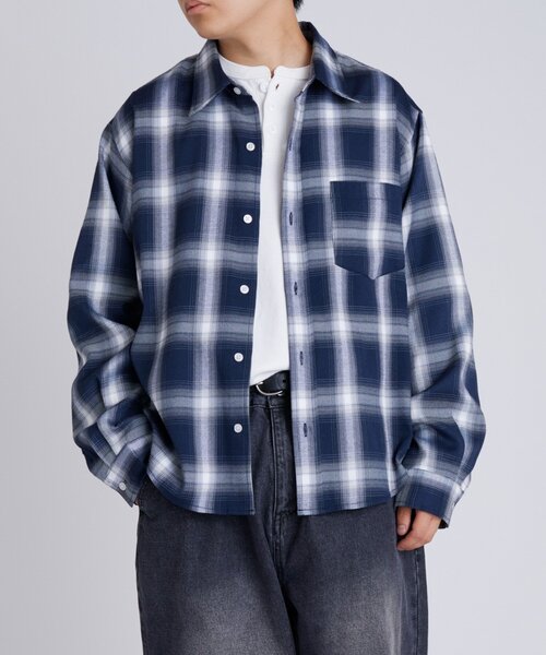 WHO'S WHO gallery（フーズフーギャラリー）の「KOOKYNオンブレチェックシャツ（シャツ/ブラウス・メンズ・ブラック/ネイビー・LARGE/MEDIUM）」の2枚目の写真