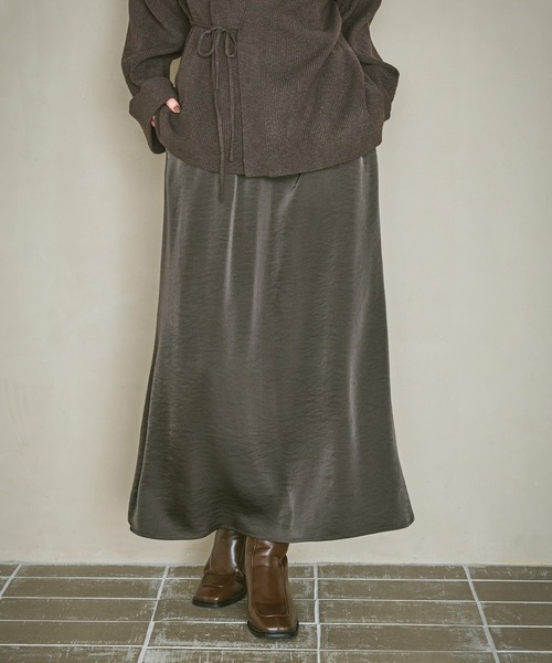 LAKOLE（ラコレ）の「サテンスカート / 582560（スカート・レディース・グレイッシュベージュ/ブラウン/チャコール・LARGE/MEDIUM）」の2枚目の写真